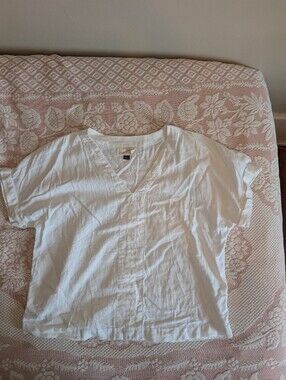White Linen V-Neck Short Sleeve Top
